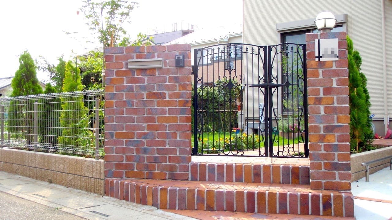 レンガでおしゃれな外構工事デザイン【芝生や緑がいっぱいの施工例】