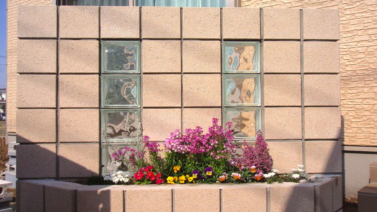 ガラスブロックを埋め込んだ花壇の施工例