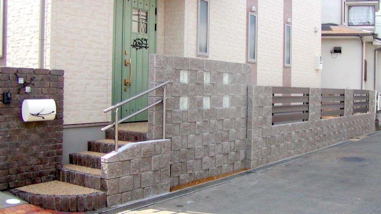 塀にガラスブロックを入れた施工例