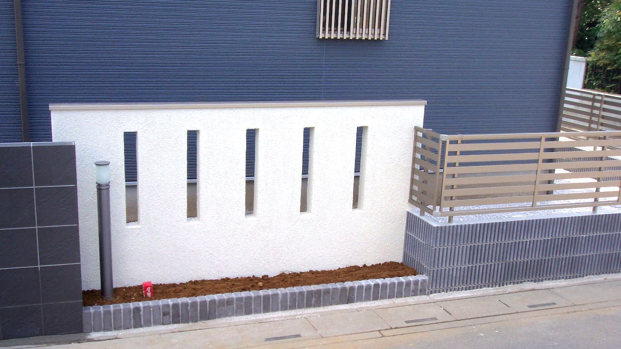 タイル貼り門柱の高級外構工事👷【境界塀は白の塗り壁仕上げにした施工例】