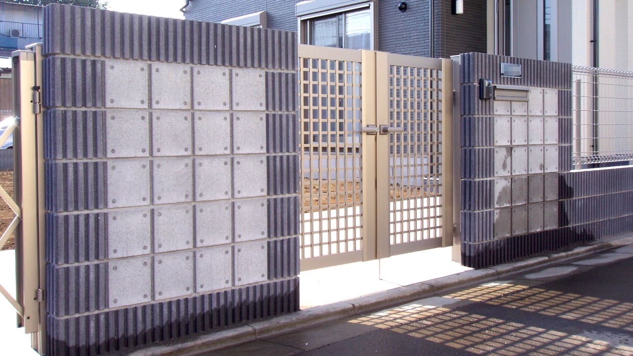 化粧ブロック積みで仕上げた門柱施工例