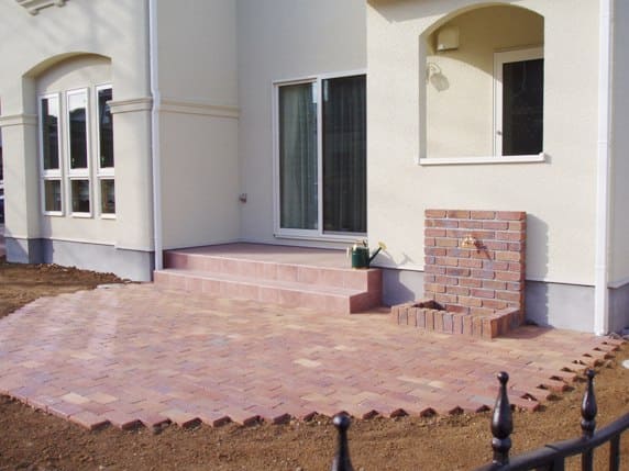 バーベキューができるおしゃれな庭施工例