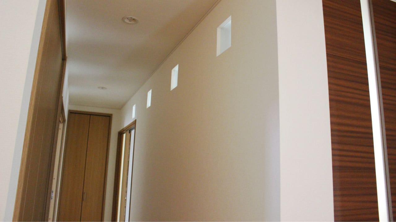 室内の中廊下にあるガラスブロック