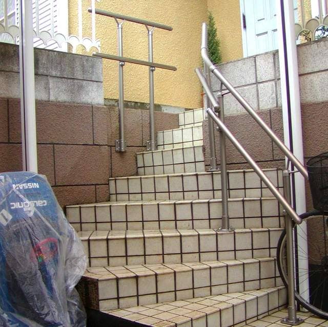 屋外の玄関手すりを後付けした施工例