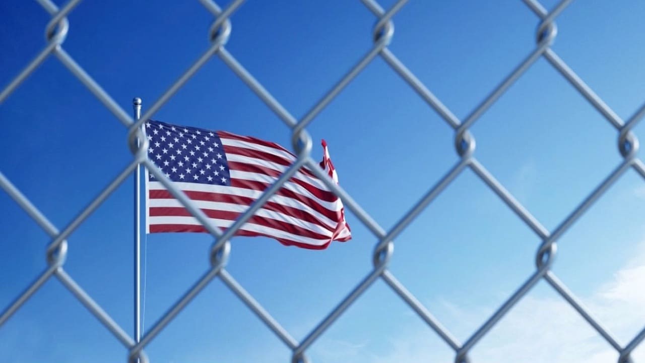 フェンスとアメリカ国旗