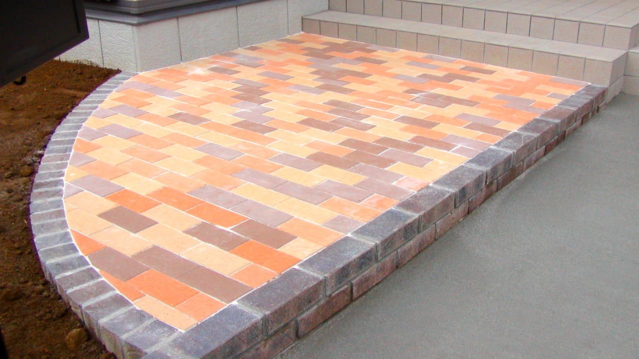 レンガで囲ったインターロッキング