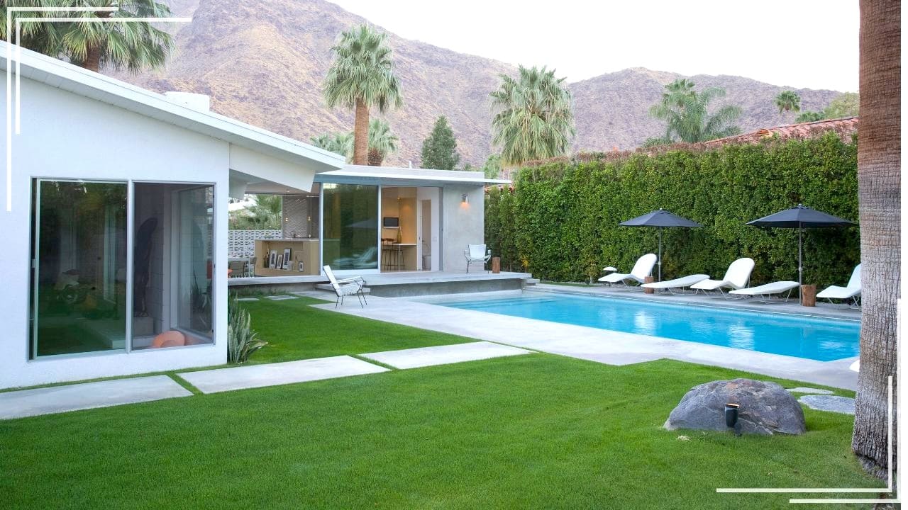 プールのある庭でリゾート気分を満喫