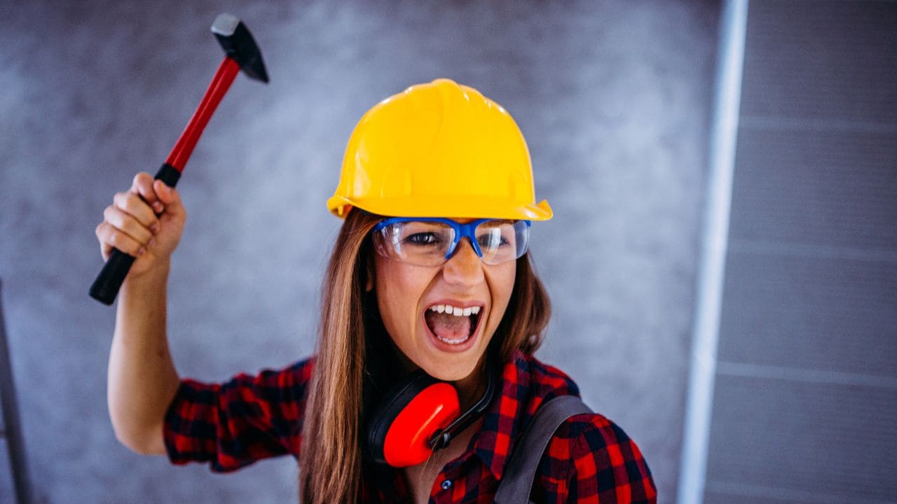 ハンマーと女性
