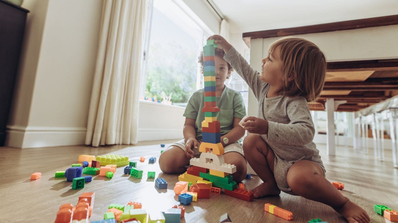 レゴで遊ぶ子供たち