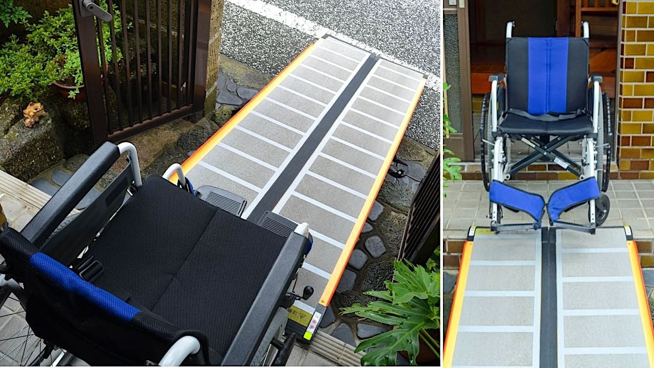 後付けスロープを使おうとしている車いす