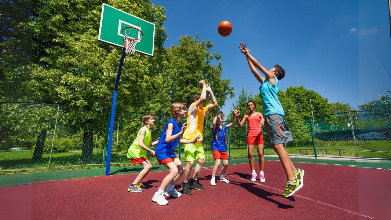 屋外のバスケットコートの画像