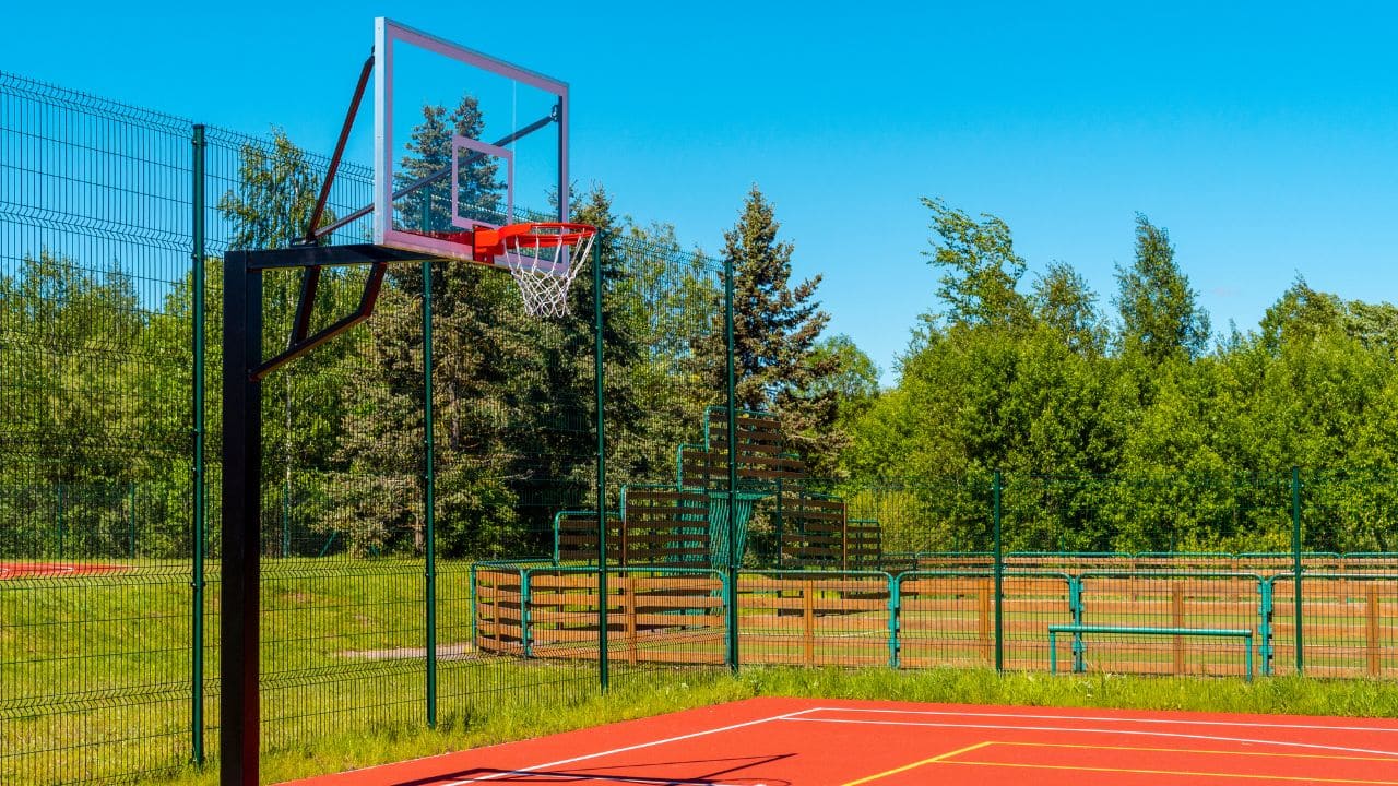 屋外のバスケットコートの画像