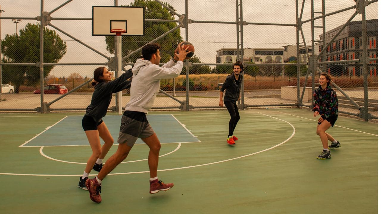 屋外のバスケットコートの画像