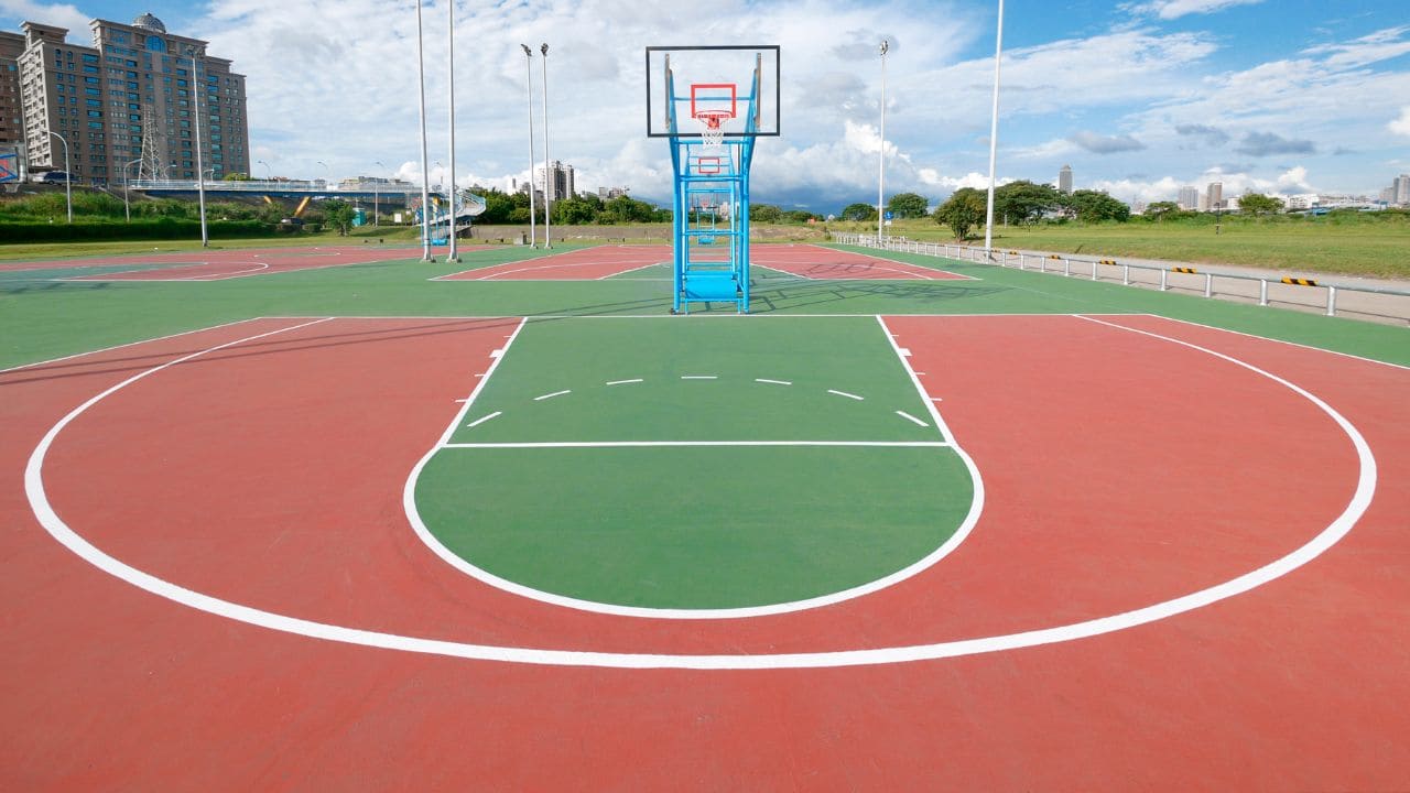 屋外のバスケットコートの画像