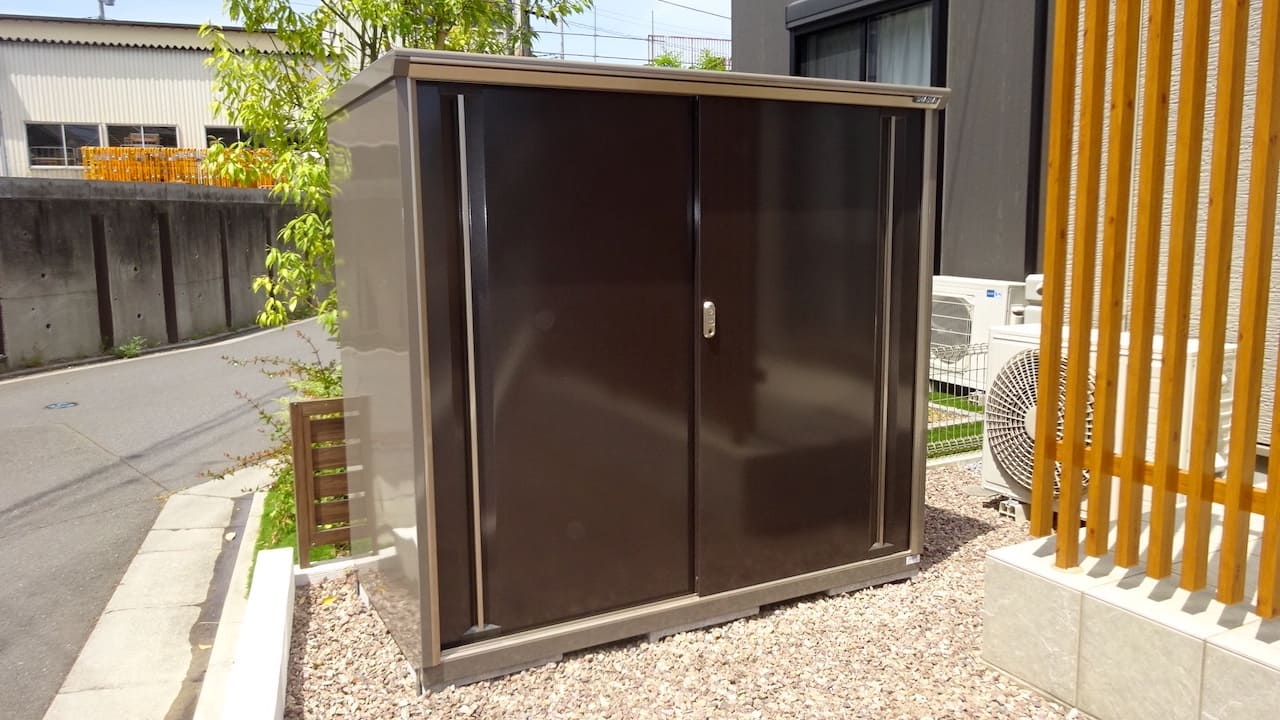 おしゃれなイナバ物置を隣地境界に設置