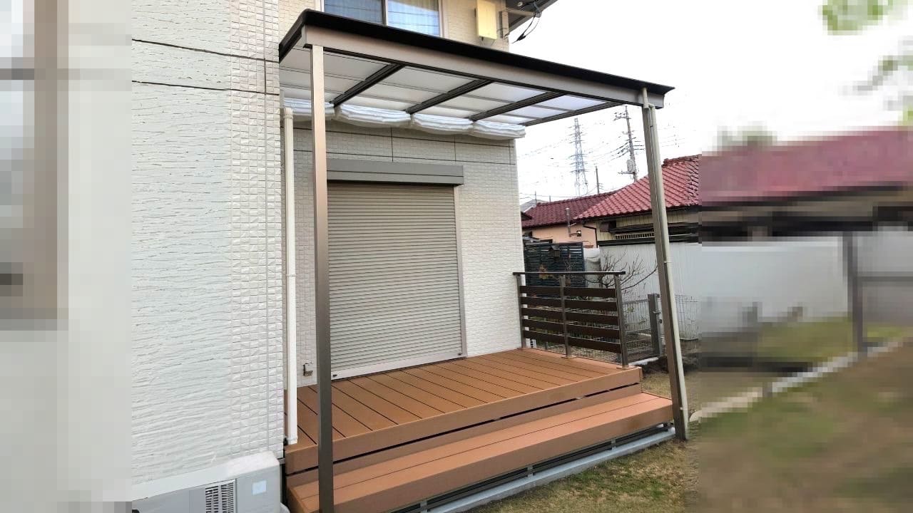 フェンスと屋根があるウッドデッキ施工例