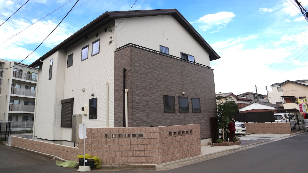 ランダムスリットデザインの化粧ブロック塀