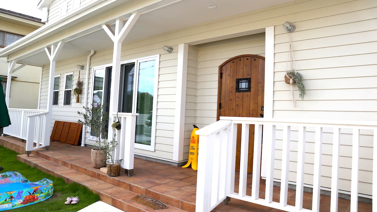 玄関前のポーチと大きな窓