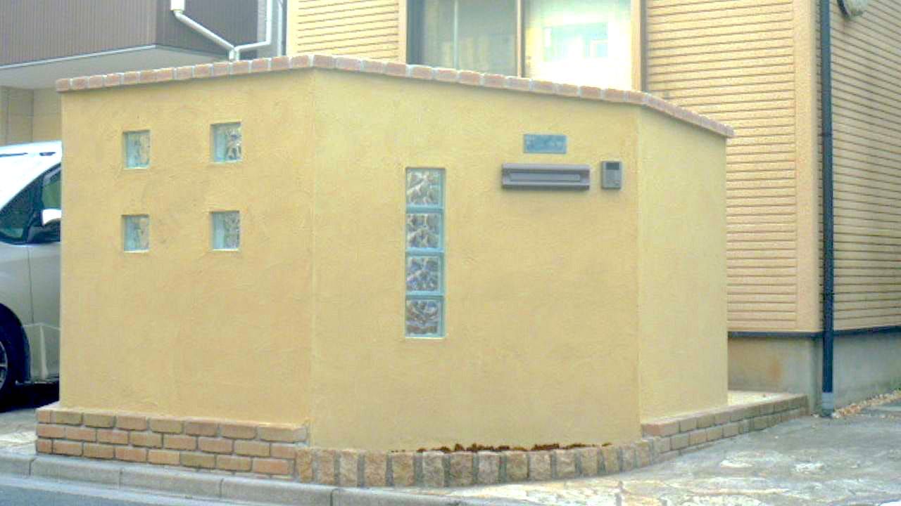 塗り壁の塀にガラスブロックを埋め込んだ施工例