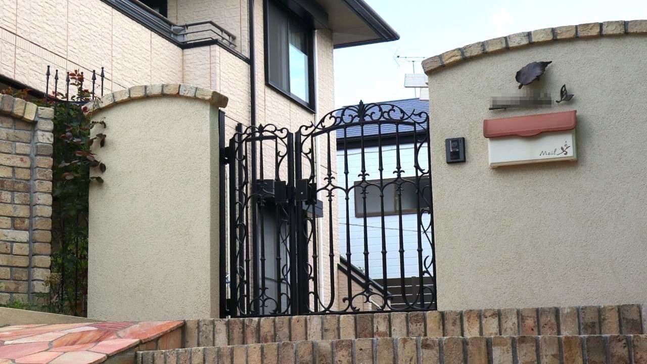 塗り壁で仕上げた門柱施工例