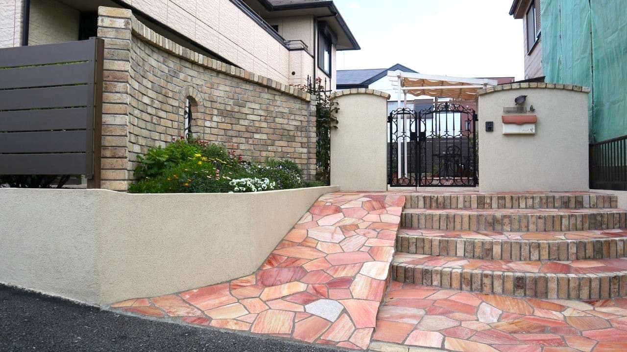 スロープと階段を両方つくった施工例