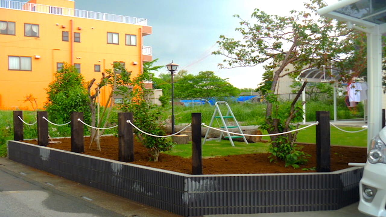 ネイビーカラーの建物に合わせたモダン外構【さいたま市西区の施工例】