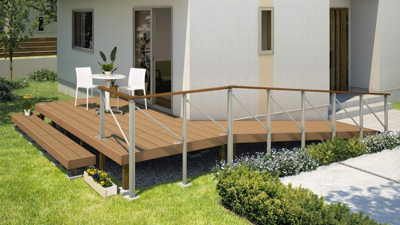 手すりのついたウッドデッキスロープ