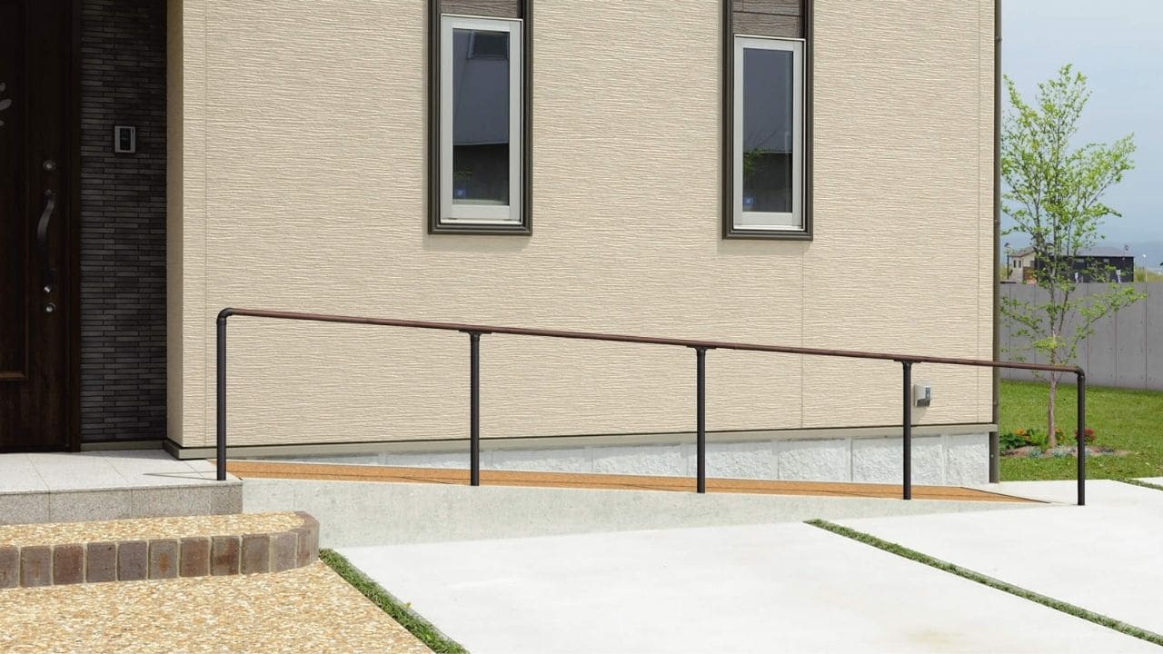 三協アルミの手すり「エトランポ」がある住宅スロープ