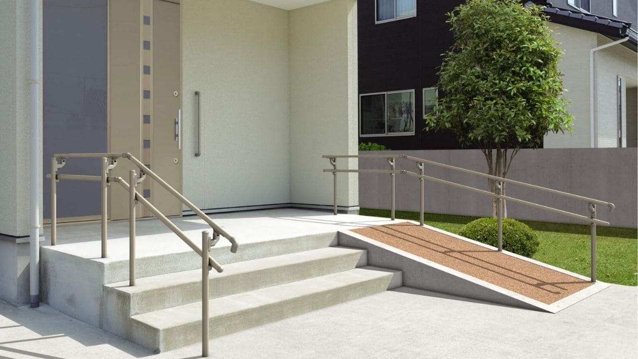 三協アルミの手すり「エトランポ」がある住宅スロープ
